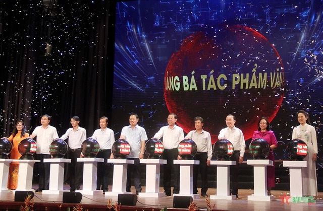 TP HCM - 50 năm tự hào bản anh hùng ca- Ảnh 1. TP HCM - 50 năm tự hào bản anh hùng ca- Ảnh 1.