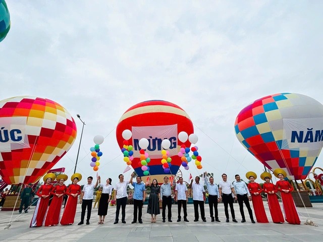 Khinh khí cầu tập trung “rợp trời” bên dòng sông Sài Gòn- Ảnh 4. Khinh khí cầu tập trung “rợp trời” bên dòng sông Sài Gòn- Ảnh 4.