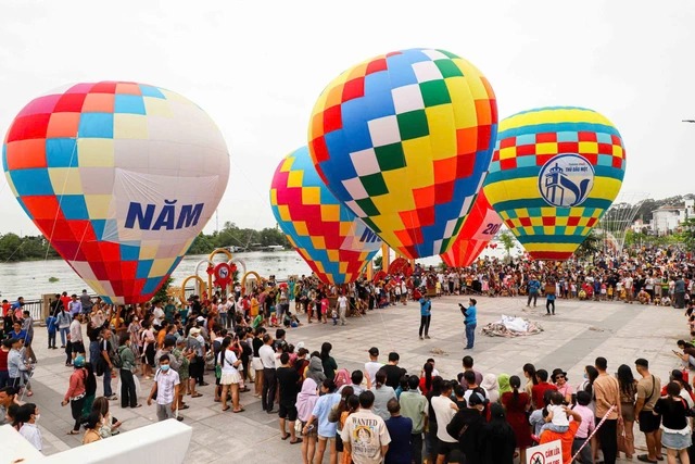 Khinh khí cầu tập trung “rợp trời” bên dòng sông Sài Gòn- Ảnh 2. Khinh khí cầu tập trung “rợp trời” bên dòng sông Sài Gòn- Ảnh 2.