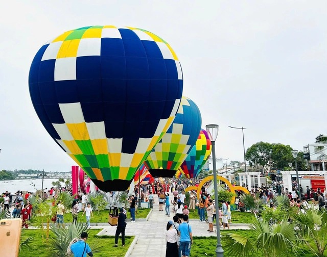 Khinh khí cầu tập trung “rợp trời” bên dòng sông Sài Gòn- Ảnh 7. Khinh khí cầu tập trung “rợp trời” bên dòng sông Sài Gòn- Ảnh 7.