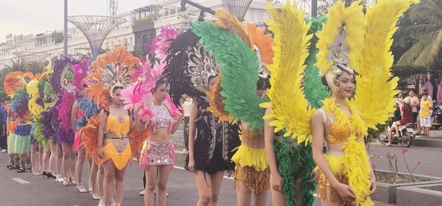 Khinh khí cầu tập trung “rợp trời” bên dòng sông Sài Gòn- Ảnh 8. Khinh khí cầu tập trung “rợp trời” bên dòng sông Sài Gòn- Ảnh 8.