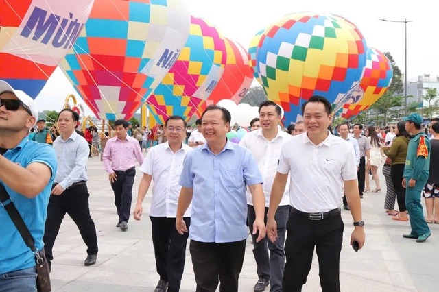 Khinh khí cầu tập trung “rợp trời” bên dòng sông Sài Gòn- Ảnh 6. Khinh khí cầu tập trung “rợp trời” bên dòng sông Sài Gòn- Ảnh 6.