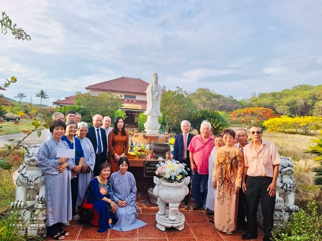 Khai trương Tủ sách tiếng Việt tại New Caledonia- Ảnh 4. Khai trương Tủ sách tiếng Việt tại New Caledonia- Ảnh 4.