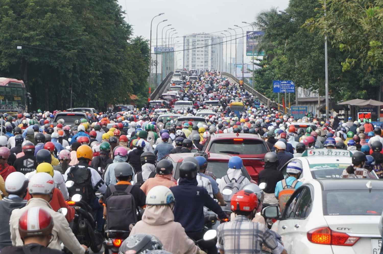 TPHCM hiện có hơn 9,5 triệu ôtô và xe máy. Ảnh: Minh Quân