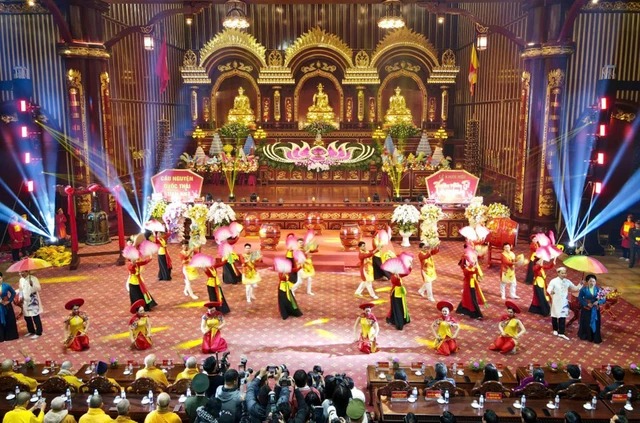Chương trình biểu diễn nghệ thuật khai hội xuân Yên Tử. Ảnh: HOÀNG LAN Chương trình biểu diễn nghệ thuật khai hội xuân Yên Tử. Ảnh: HOÀNG LAN