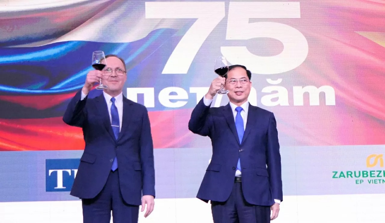 Phó Thủ tướng, Bộ trưởng Ngoại giao Bùi Thanh Sơn và Đại sứ Gennady Bezdetko cùng nâng ly chúc mừng tại buổi lễ. (Ảnh:Thành Long)