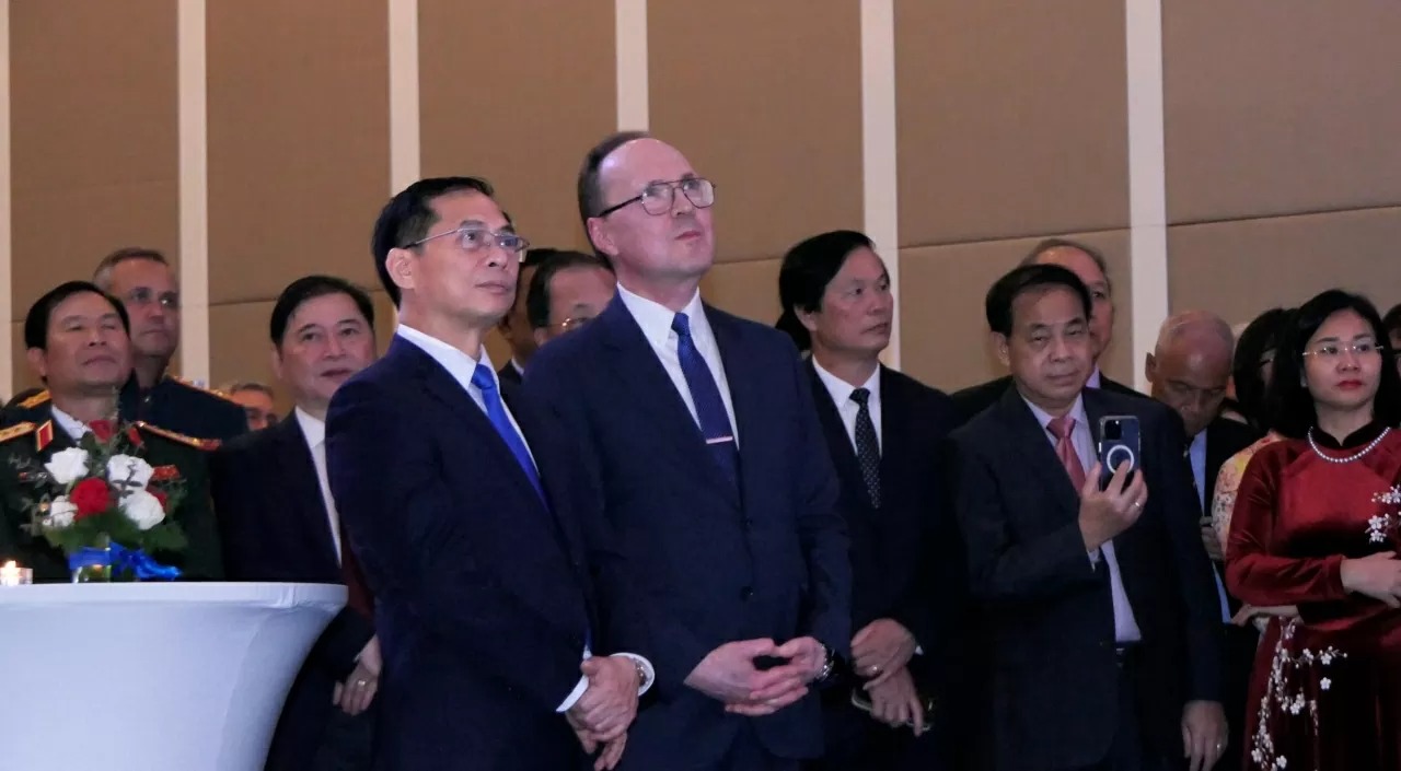 Phó Thủ tướng, Bộ trưởng Ngoại giao Bùi Thanh Sơn và Đại sứ Gennady Bezdetko xúc động xem lại những thước phim tài liệu ghi lại những dấu mốc trong suốt 75 năm quan hệ Ngoại giao Việt Nam-Nga. (Ảnh:Thành Long)
