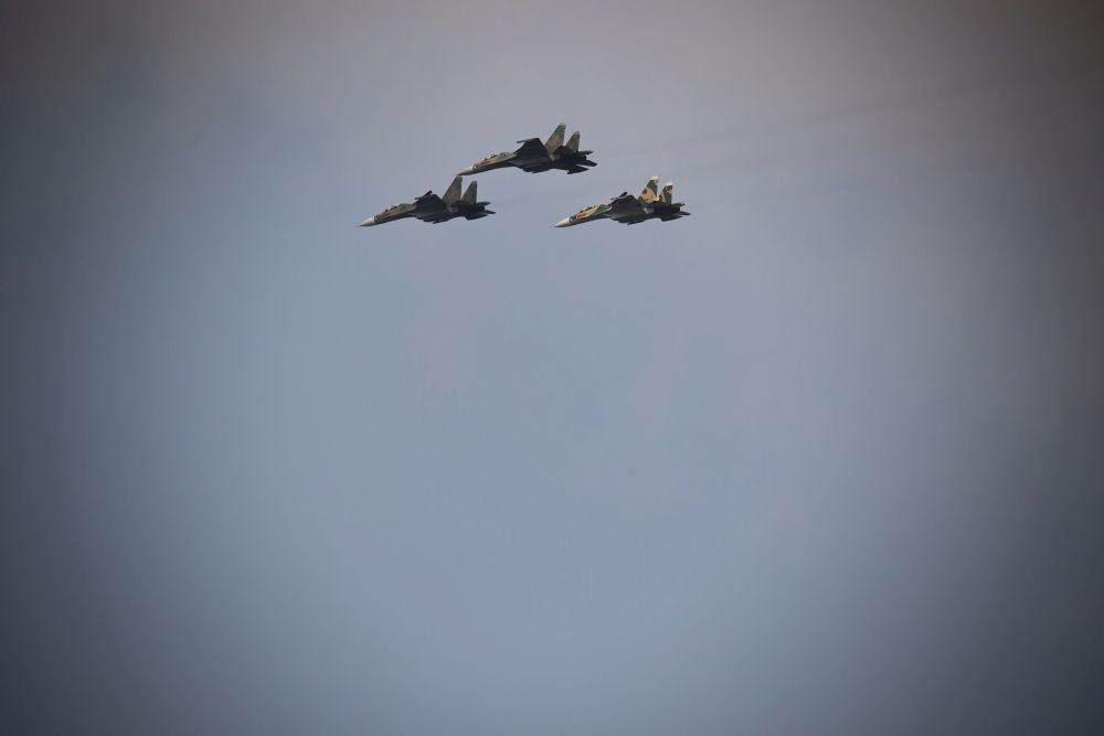 Các máy bay tiêm kích Su-30MK diễn tập trên bầu trời, ngang qua trung tâm Quận 1. Ảnh: Minh Tâm