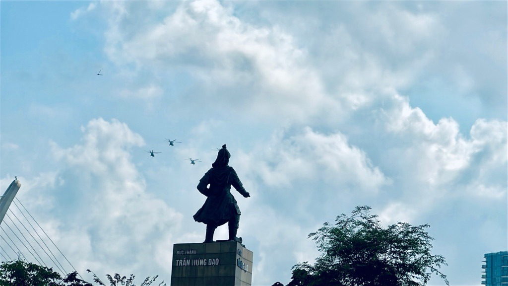 Người dân khi đứng ở khu vực công viên bến Bạch Đằng có thể dễ dàng quan sát trực thăng và tiêm kích trình diễn. Ảnh: Anh Tú.