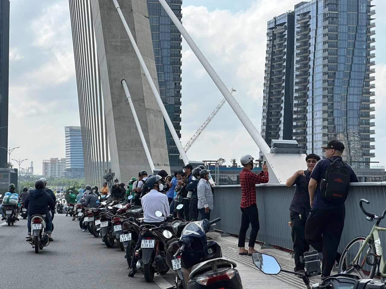 Tại khu vực cầu Ba Son, nhiều người dân cũng nán lại xem trực thăng và phi cơ diễn tập nhào lộn. Ảnh: Minh Tâm.