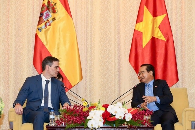 Chủ tịch UBND TP HCM Nguyễn Văn Được hội kiến Thủ tướng Tây Ban Nha Pedro Sanchez tại Hội trường Thống Nhất ngày 10-4. Ảnh: Hoàng Triều