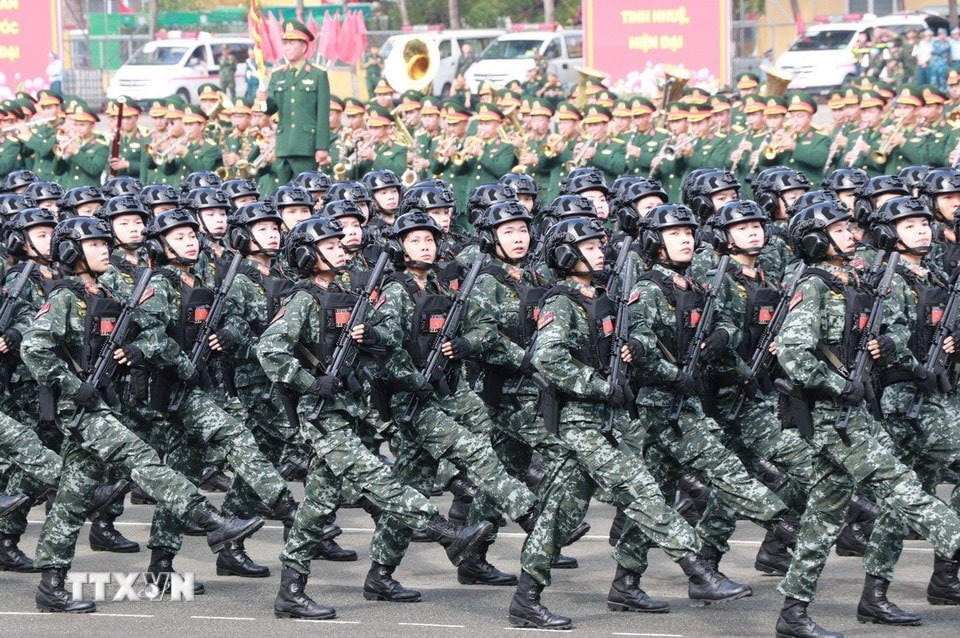 Khối lực lượng vũ trang hợp luyện diễu binh qua lễ đài. (Ảnh: Sỹ Tuyên/TTXVN)