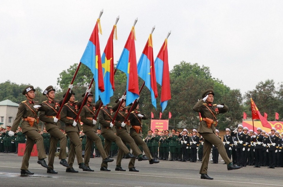Khối lực lượng vũ trang hợp luyện diễu binh qua lễ đài. (Ảnh: Sỹ Tuyên/TTXVN)
