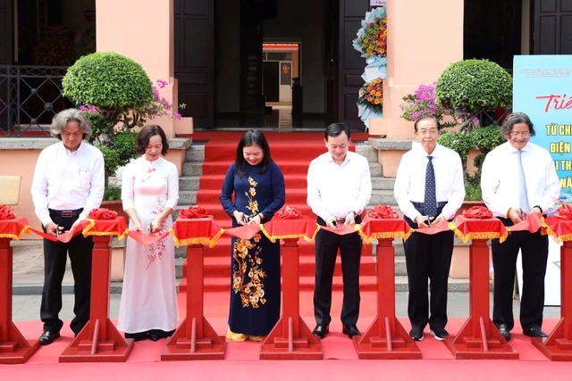 Khai mạc triển lãm 2 chuyên đề kỷ niệm 50 năm Ngày Giải phóng miền Nam, thống nhất đất nước- Ảnh 1. Khai mạc triển lãm 2 chuyên đề kỷ niệm 50 năm Ngày Giải phóng miền Nam, thống nhất đất nước- Ảnh 1.