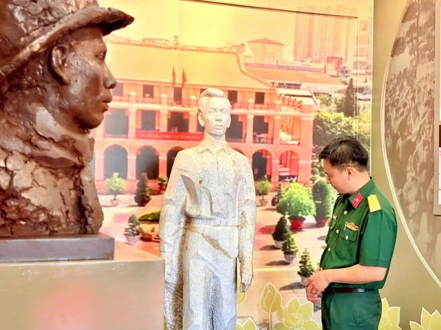 Khai mạc triển lãm 2 chuyên đề kỷ niệm 50 năm Ngày Giải phóng miền Nam, thống nhất đất nước- Ảnh 8. Khai mạc triển lãm 2 chuyên đề kỷ niệm 50 năm Ngày Giải phóng miền Nam, thống nhất đất nước- Ảnh 8.
