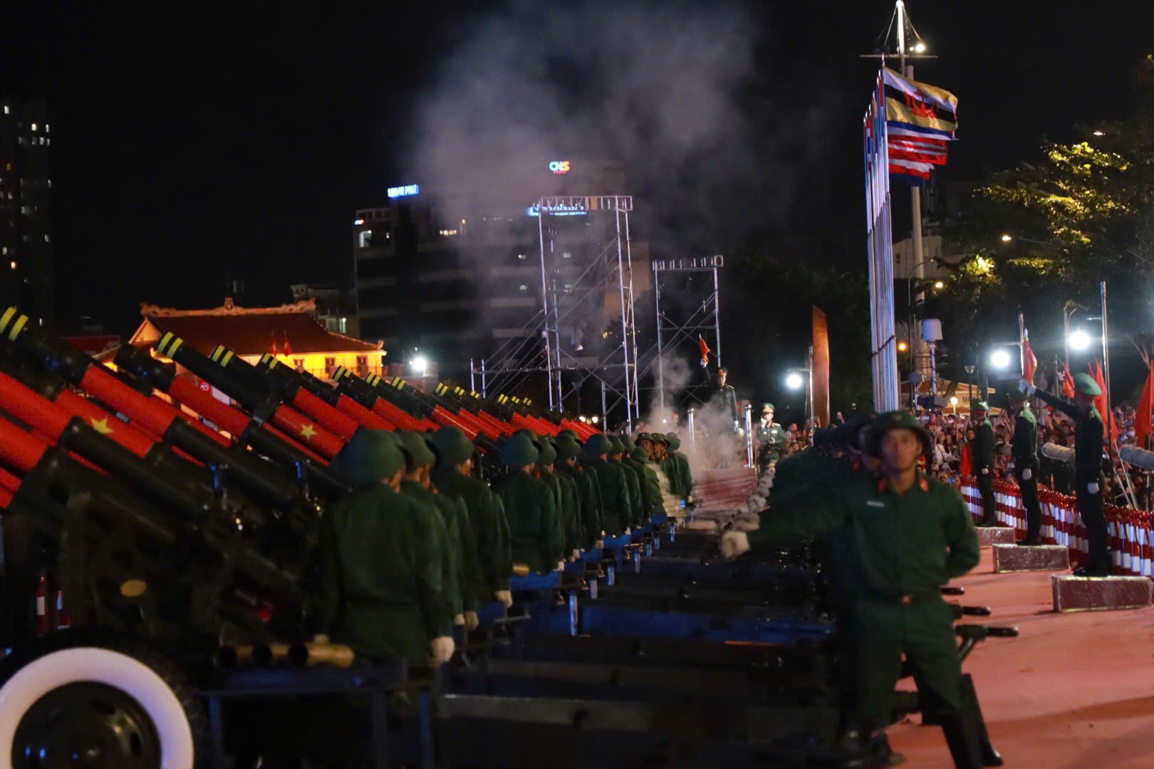 Người dân TP HCM hào hứng chờ xem diễn tập bắn đại bác tại Bến Bạch Đằng - Ảnh 1.