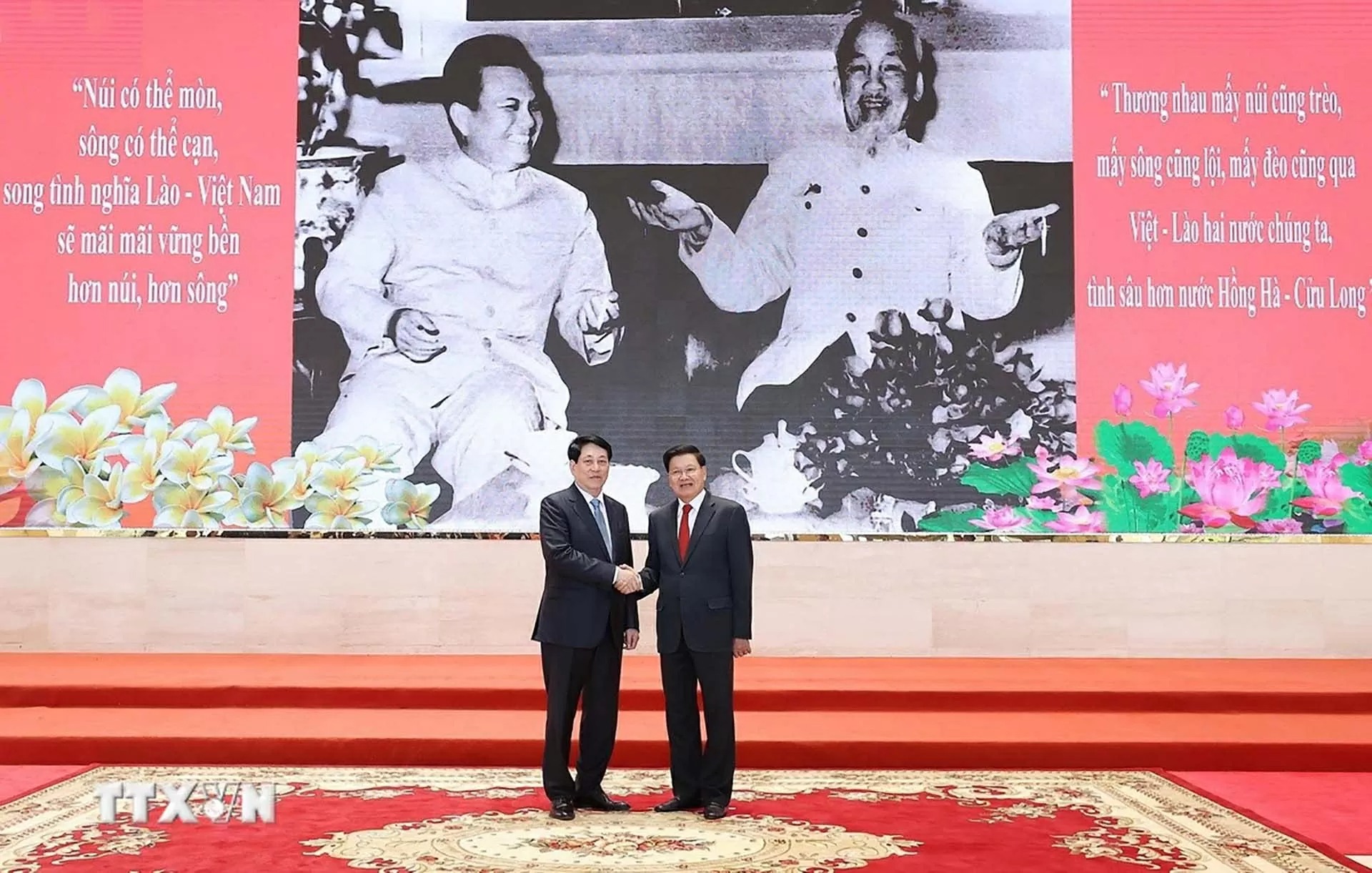 Chủ tịch nước Lương Cường và Tổng Bí thư, Chủ tịch nước Lào Thongloun Sisoulith dự Giao lưu hữu nghị Việt-Lào. (Nguồn: TTXVN)