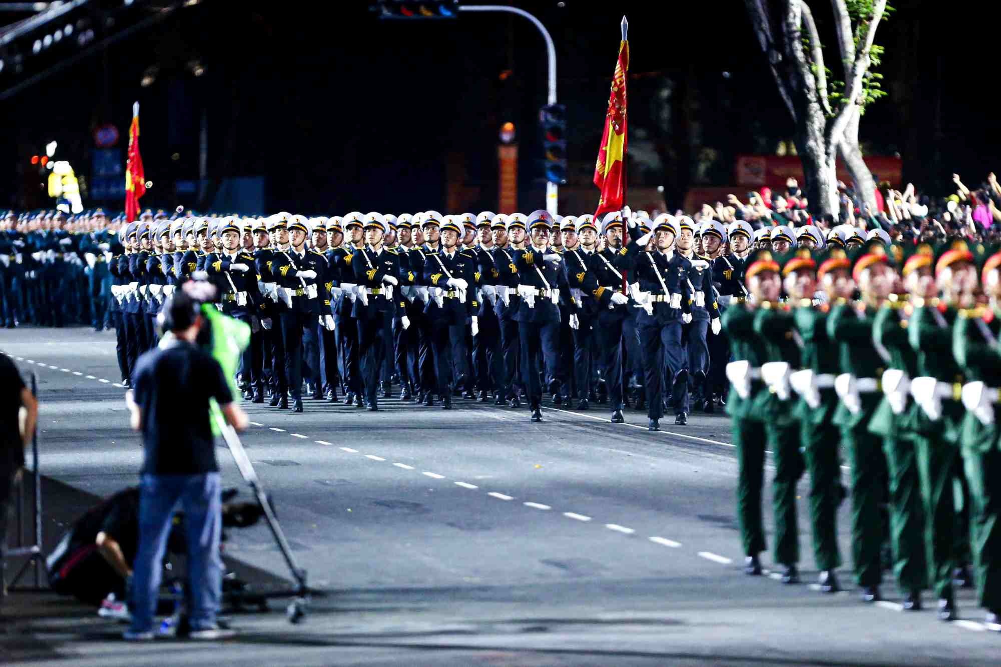 Tối 25.4, tại Quận 1 (TPHCM), buổi sơ duyệt cấp Nhà nước cho chương trình diễu binh, diễu hành kỷ niệm 50 năm Ngày Giải phóng miền Nam, thống nhất đất nước (30.4.1975 – 30.4.2025) diễn ra trang trọng. Trên trục đường Lê Duẩn, 38 khối quân đội, công an cùng 12 khối Mặt trận Tổ quốc, đoàn thể và quần chúng lần lượt tiến qua.