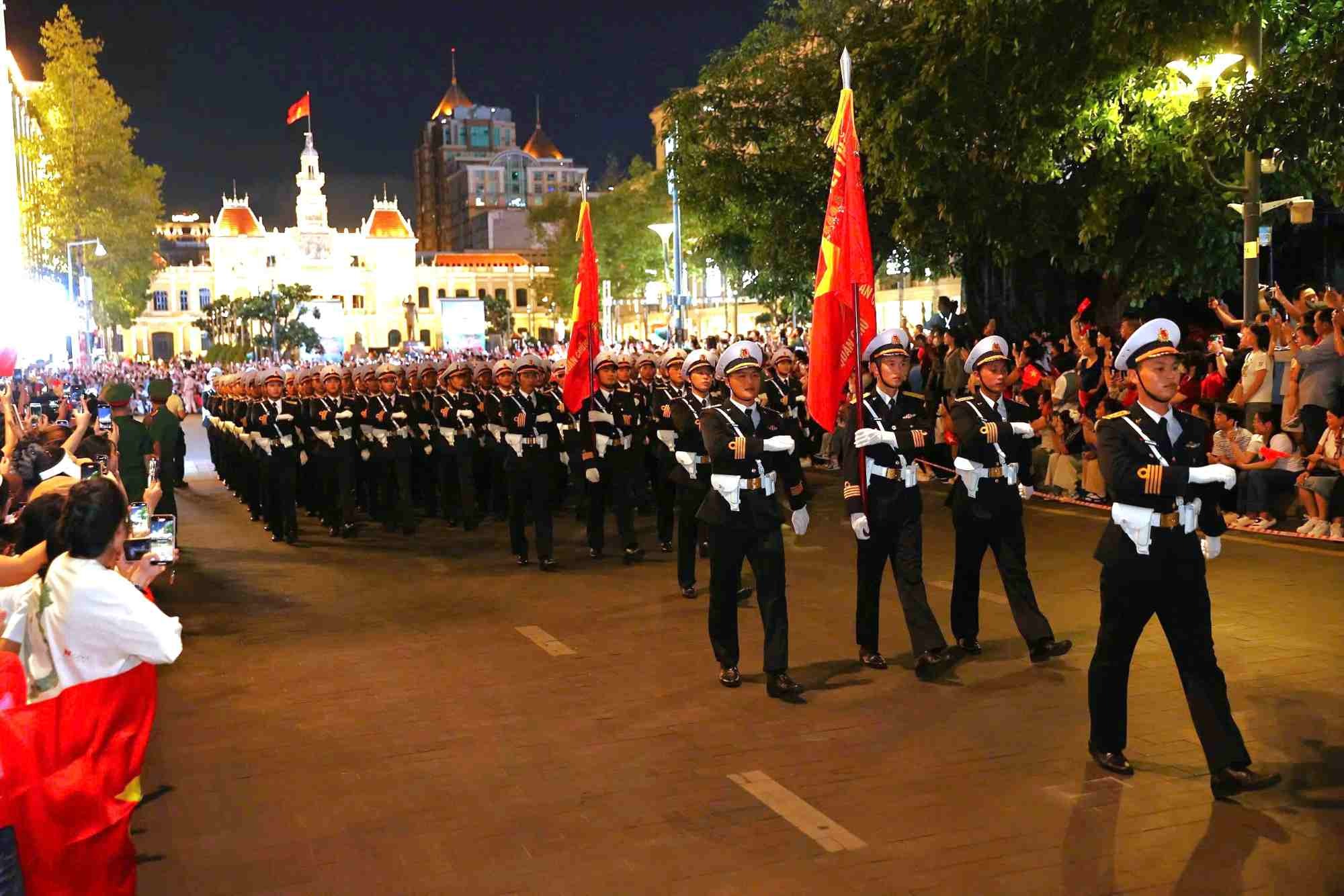 Giữa biển người hân hoan vẫy chào, các khối diễu binh uy nghiêm tiến bước trong niềm tự hào.