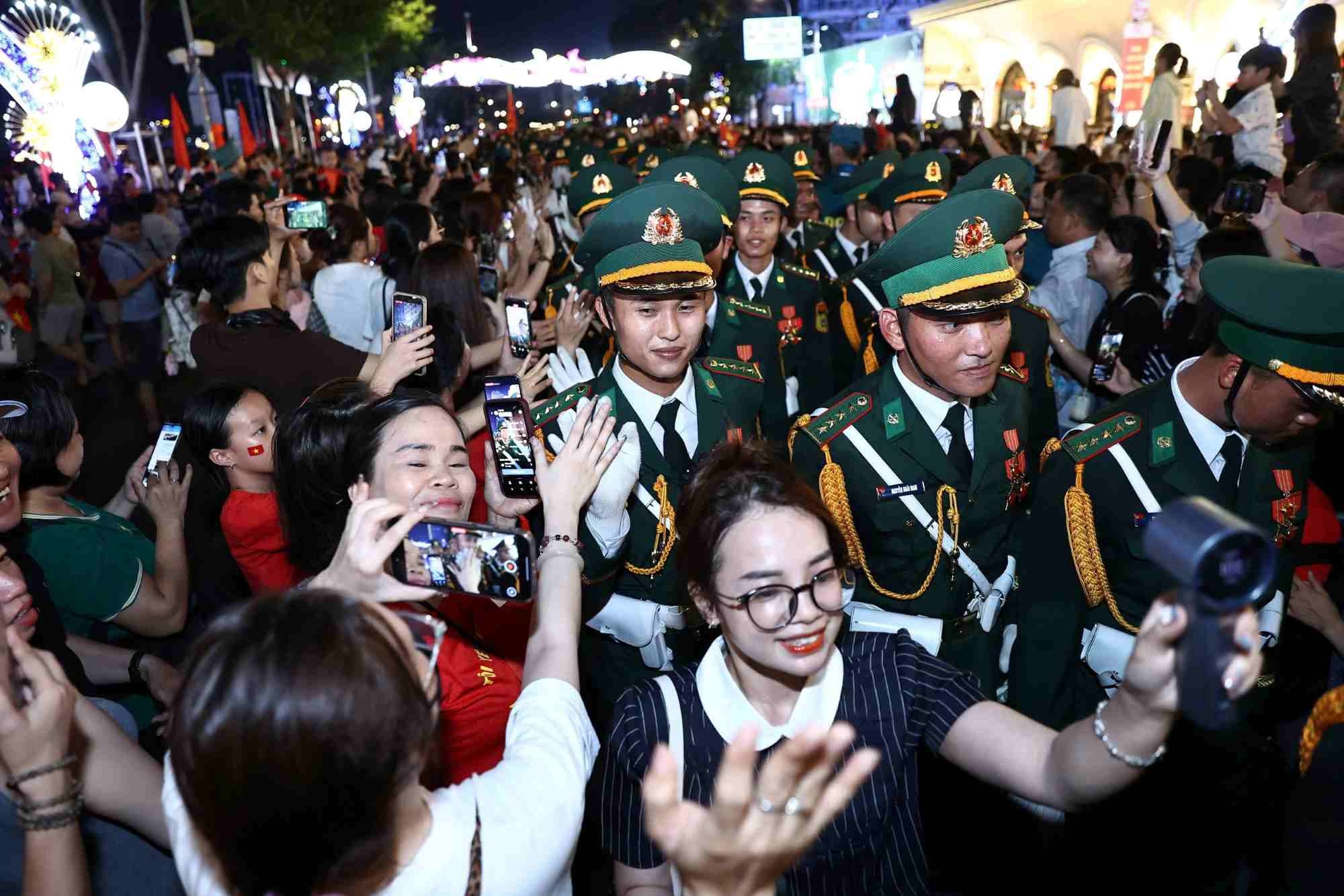 Kết thúc buổi sơ duyệt, các chiến sĩ trong vòng tay chào đón, động viên của người dân trước khi lên ôtô trở về đơn vị.