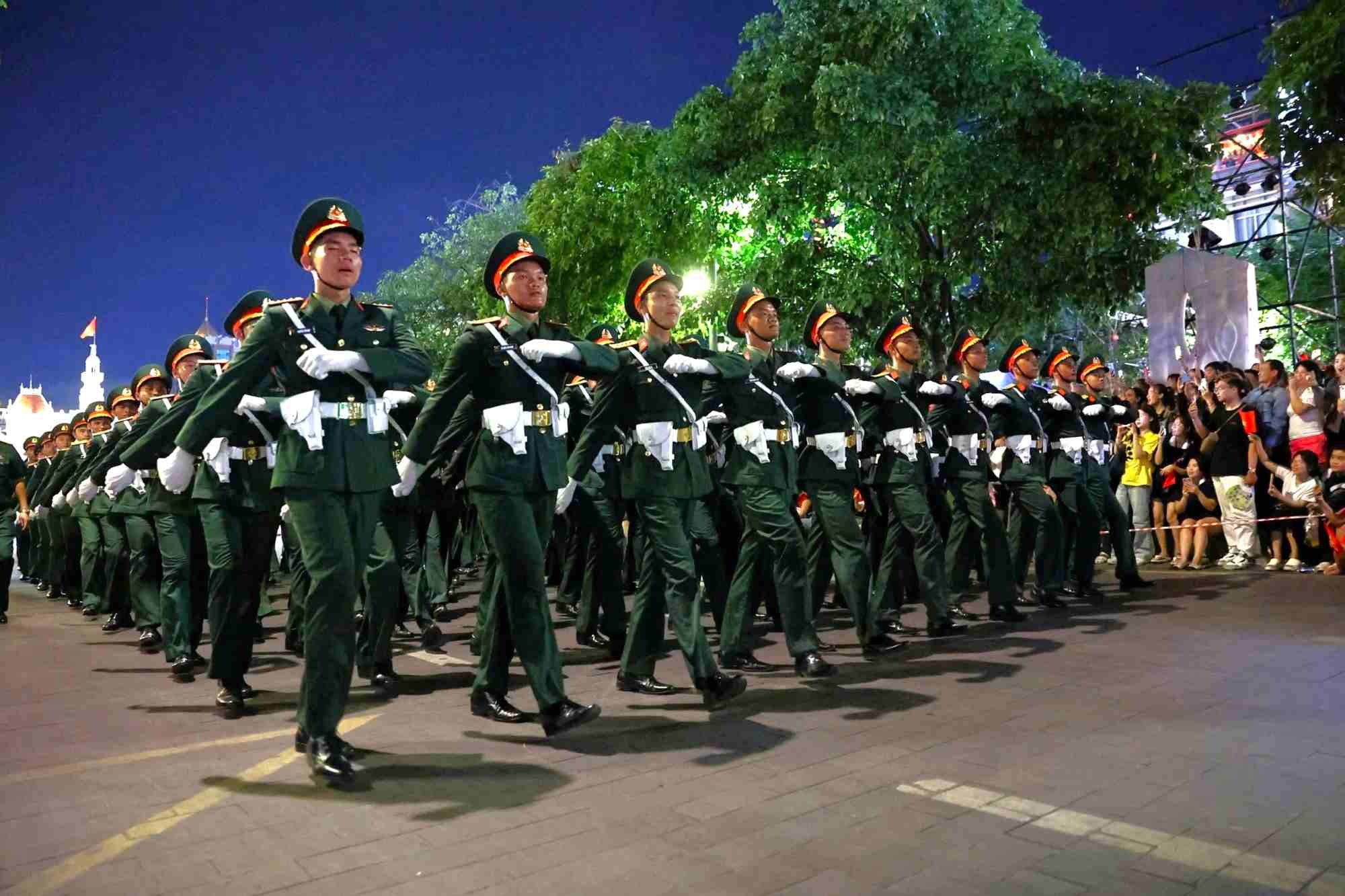 Tối 25.4, dù trải qua nhiều giờ hợp luyện dưới thời tiết không mấy thuận lợi, di chuyển quãng đường khá dài, song các khối vẫn giữ đội hình đồng đều và khí thế.