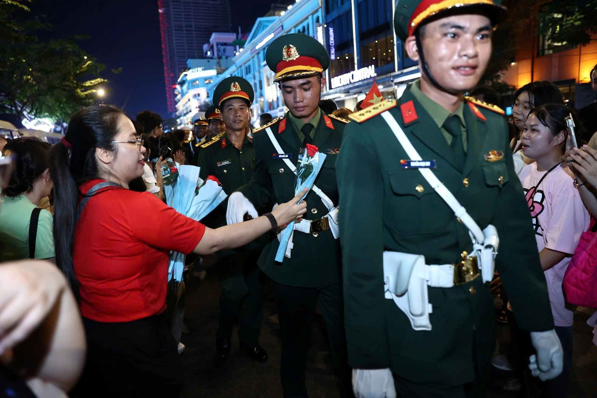 Người dân tặng hoa cho các chiến sĩ.