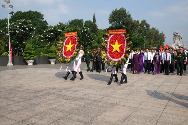 Dâng hương, dâng hoa tưởng niệm các anh hùng liệt sĩ dịp 50 năm thống nhất đất nước - Ảnh 1.