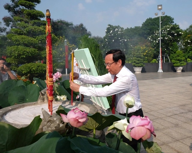 Dâng hương, dâng hoa tưởng niệm các anh hùng liệt sĩ dịp 50 năm thống nhất đất nước - Ảnh 3.
