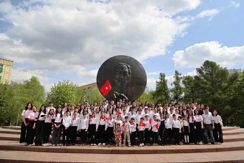 Hoa tháng Năm nở giữa lòng Moscow: Tưởng nhớ Chủ tịch Hồ Chí Minh và Ngày truyền thống Đội